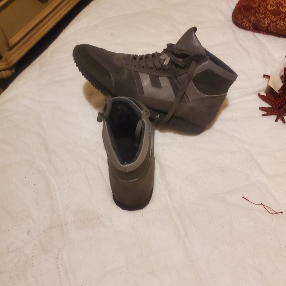 Casual sneaker shoe like new. - Picture 3 of 5